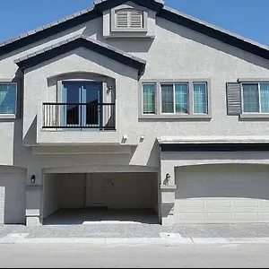 Beautiful Townhouse With King Suite! Holiday home