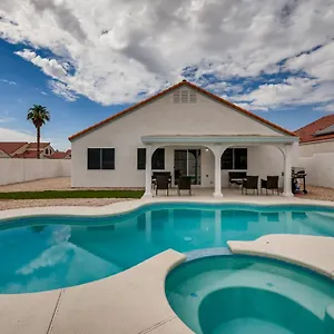 Luxurious House With A Pool, Spa, And Patio, Sleeps 6 Comfortably Holiday home